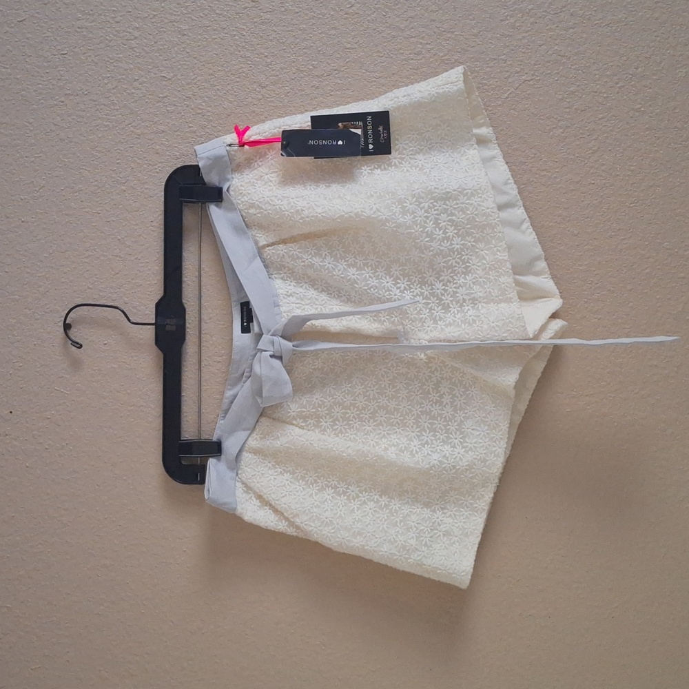 Shorts off white with textured daisies